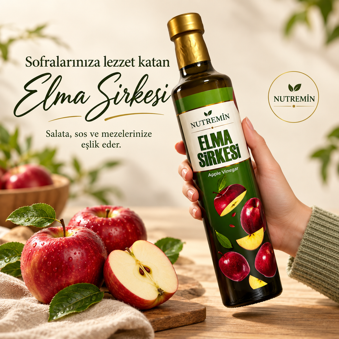 Nutremin Elma Sirkesi 500 ml, elmaların yanında elde tutulan şişe ve tanıtım görseli