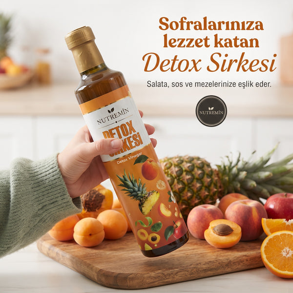 Nutremin Detoks Sirkesi 500 ml, elde tutulan şişe ve meyvelerle tanıtım görseli